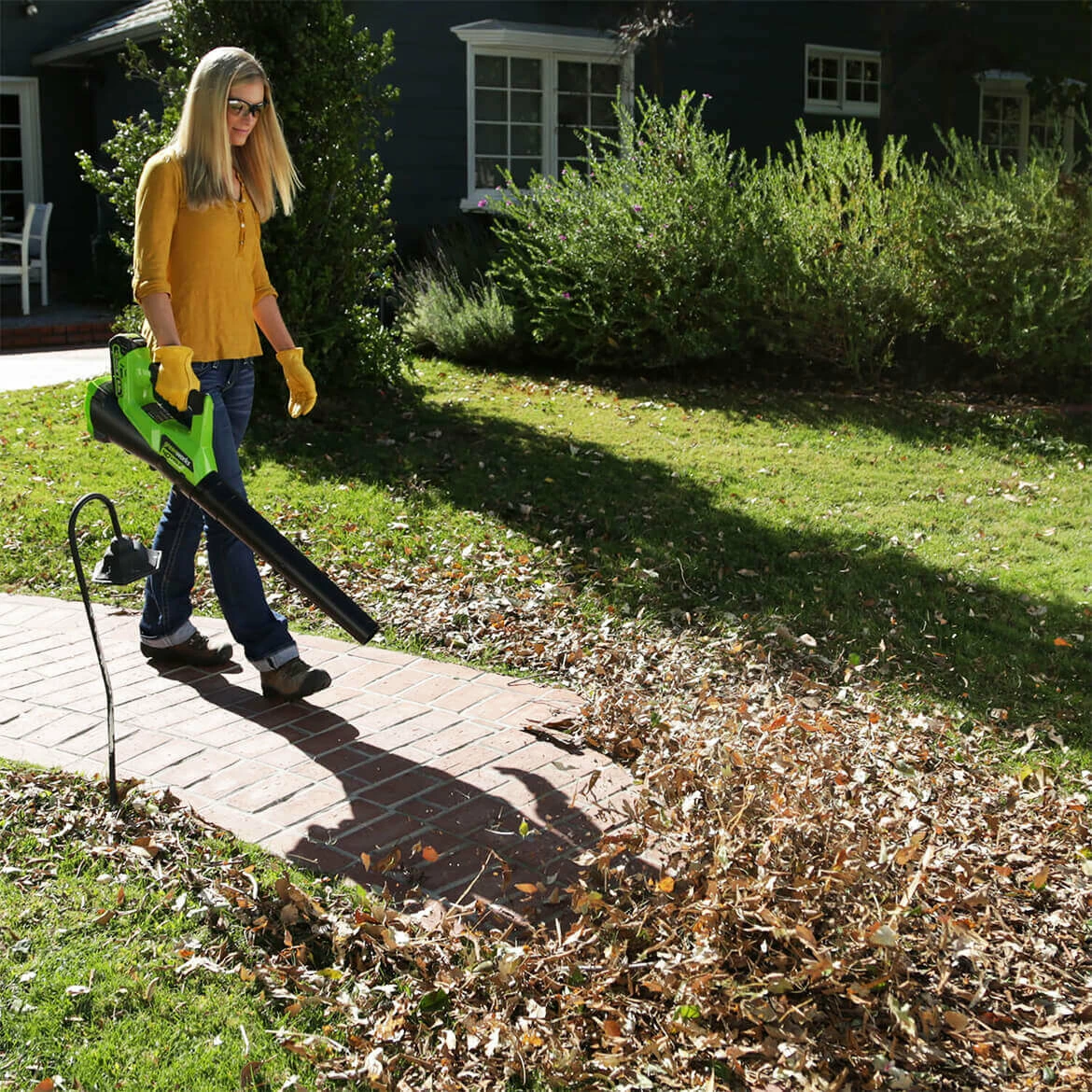 GreenWorks 2400802 40-Volt 390-Cfm 2.5Ah Durable Cordless Axial Leaf Blower Kit Lawn & Outdoor Power 6 GreenWorks 2400802 40-Volt 390-Cfm 2.5Ah Durable Cordless Axial Leaf Blower Kit Lawn & Outdoor Power