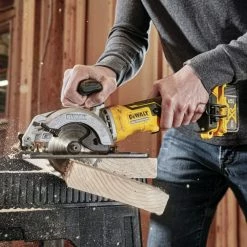 DeWALT DCS571P1 20V MAX Brushless 4-1/2 In Cordless Atomic Circular Saw Kit Tools & Equipment