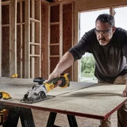 DeWALT DCS571P1 20V MAX Brushless 4-1/2 In Cordless Atomic Circular Saw Kit Tools & Equipment