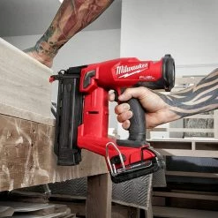 Milwaukee 2746-21Ct M18 FUEL 18V 18 Gauge Brad Nailer Kit