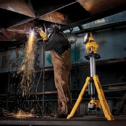 DeWALT DCL079R1 20V MAX 6Ah Heavy Duty Cordless LED Tripod Light Kit Tools & Equipment