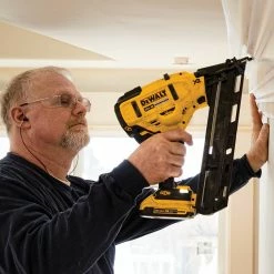 DeWALT DCN650D1 20V MAX XR 15-Gauge Cordless Angled Finish Nailer Kit Tools & Equipment