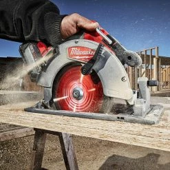 Milwaukee 2732-20 M18 FUEL 18V 7-1/4-Inch Brushless Circular Saw - Bare Tool