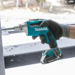 Makita XT255R 18-Volt 2-Tool Cordless Screwdriver And Cut-Out Tool Combo Kit 11 Makita XT255R 18-Volt 2-Tool Cordless Screwdriver And Cut-Out Tool Combo Kit